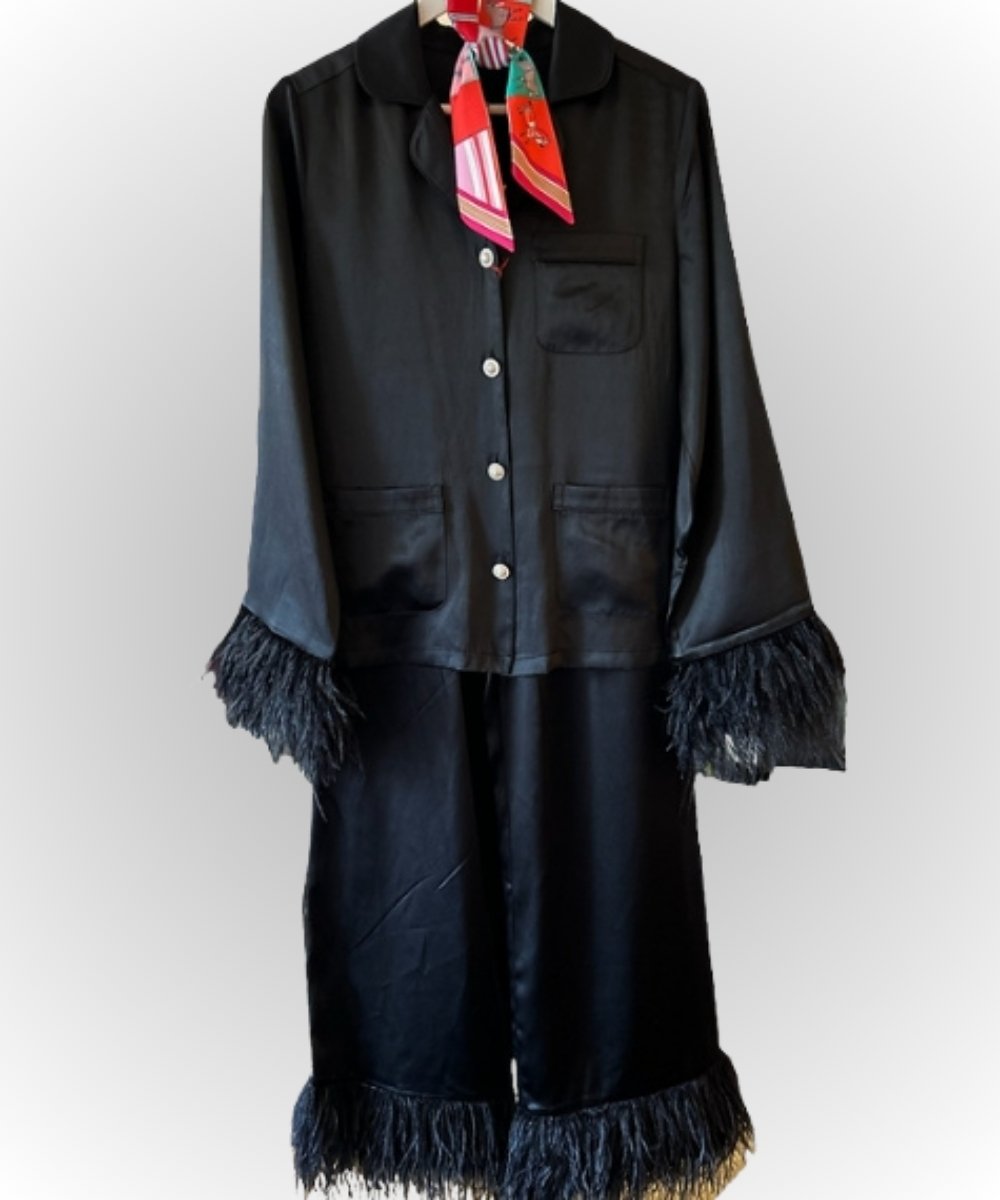 Seiden -Pyjama Schwarz mit Straussenfedern & Pelmutt-Knöpfe